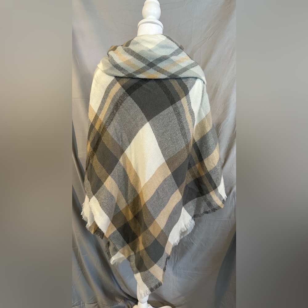 Francesca's Collections Plaid Fall shawl wrap cape poncho in Gray/crm - Picture 4 of 4